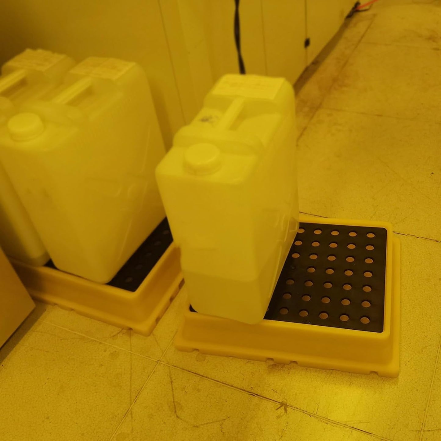 2 Drum Containment Spill Pallet, Polyethylene Low Profile Paint Bucket Tray, Industrial Garage Storage Detachable Shipping Leakproof Platform (Color : Yellow-2 Pack, Size : 20.9"x16.1"x4.7"