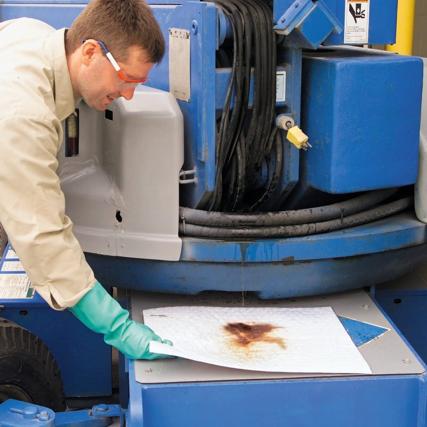 New Pig Oil Mat - Oil-Only Absorbent Mat Pads - 50 Pads per Bag - 30" x 30" Pads - Absorbs up to 85 Ounces per Pad - MAT426