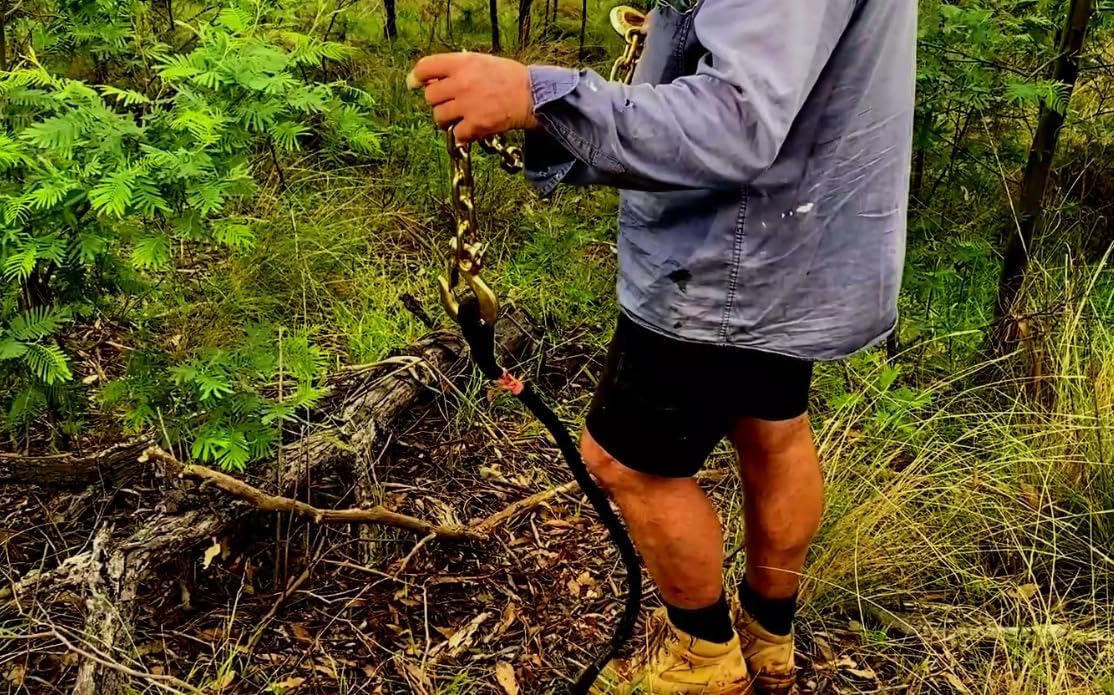 DOWN UNDER OUTDOORS Heavy Duty 3/8”x 10ft Grade 70 Recovery Log Chain, Deer Drag, with Grab and Slip Hooks WLL 6,600 Lbs, Includes Storage Bag for Gear